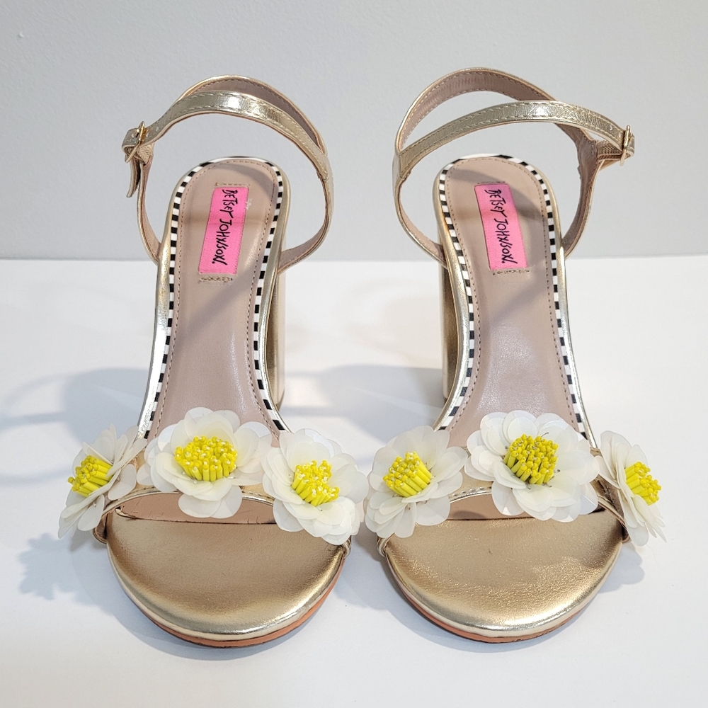 Betsey Johnson Sedona Daisy Heeled Sandals - Size 7.5 in Gold Shimmer